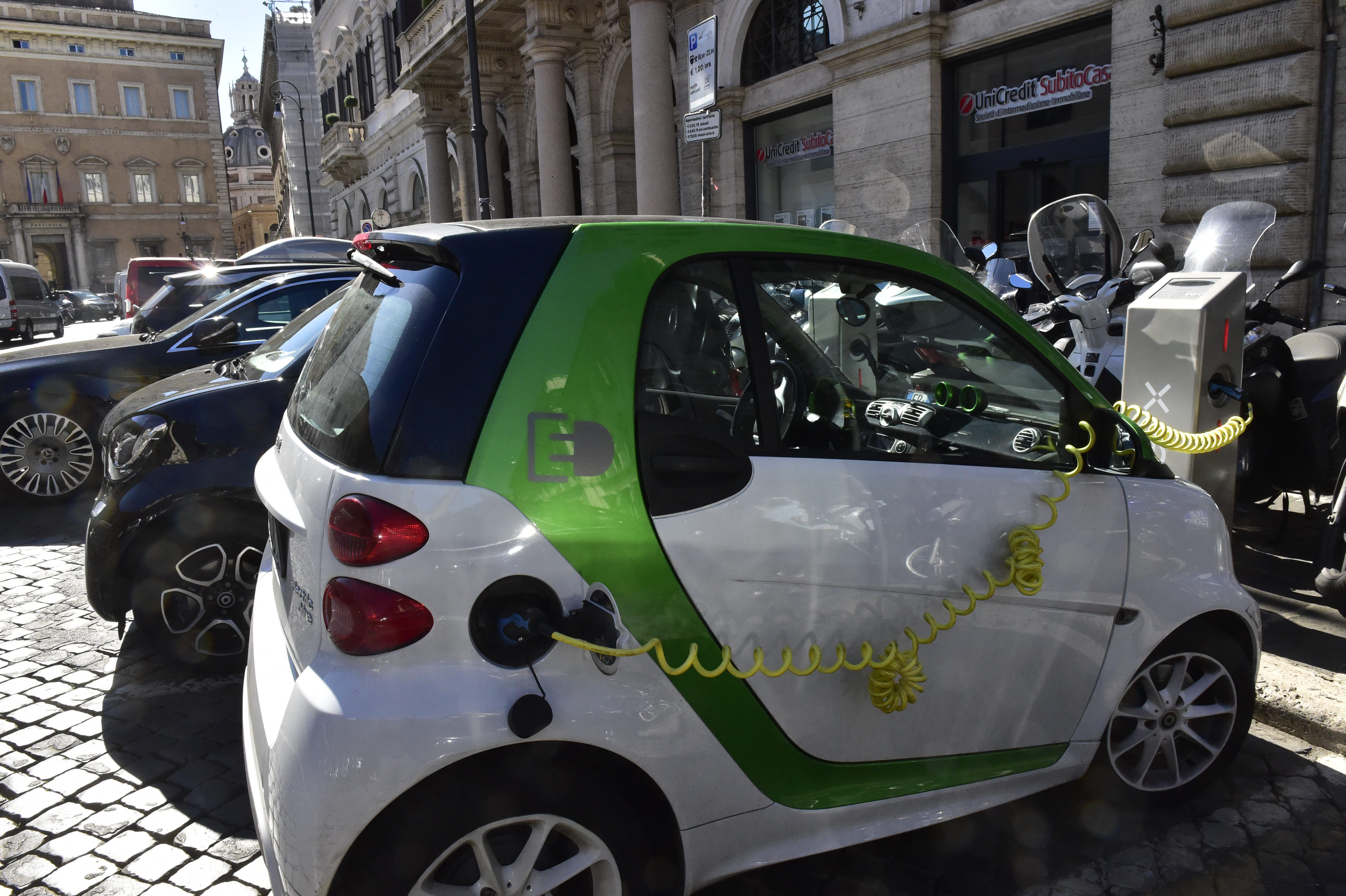 colonnine di ricarica mezzi elettrici_imago economica 2021.jpg colonnine di ricarica mezzi elettrici_imago economica 2021.jpg