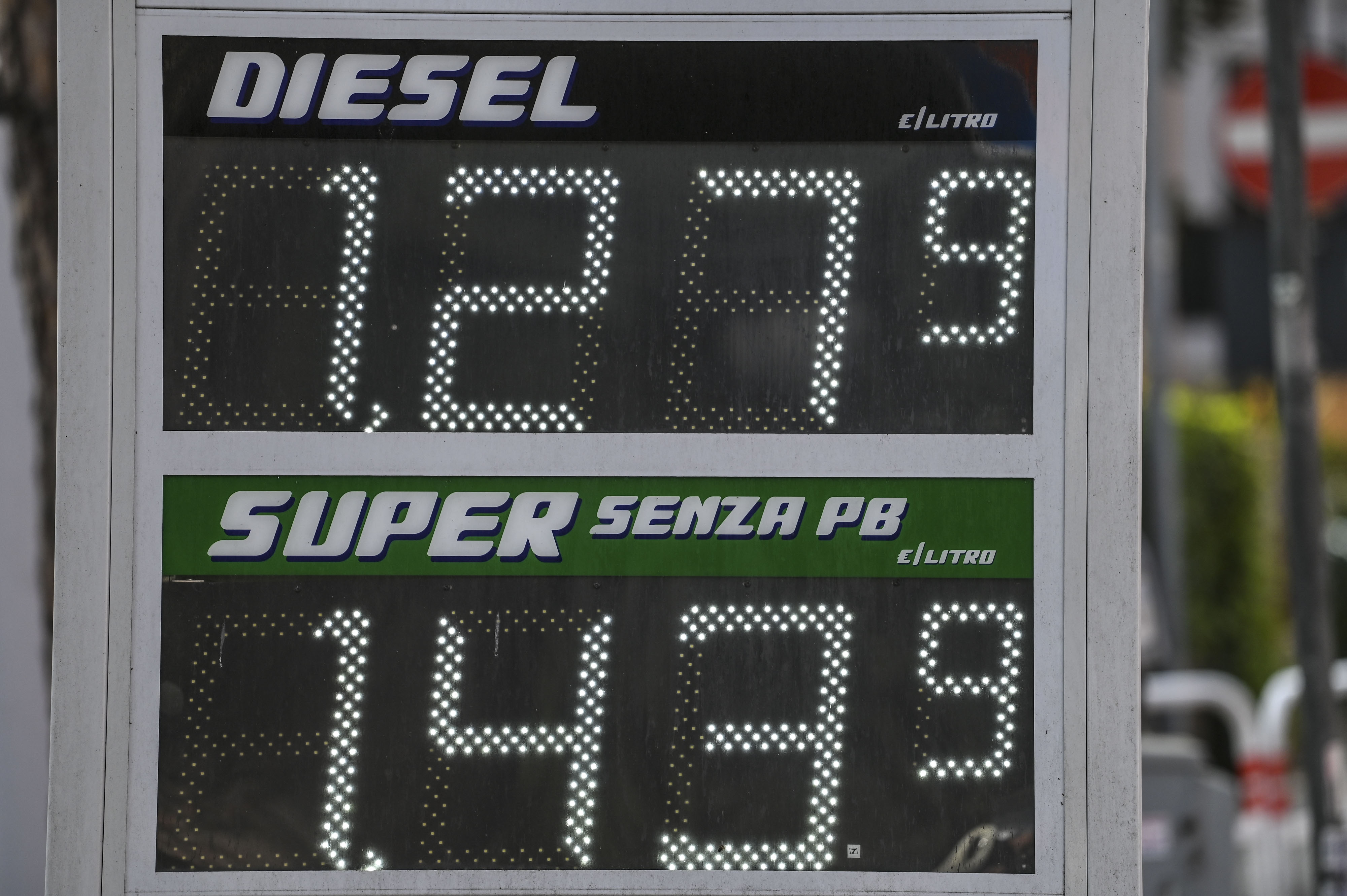 Prezzi distributori benzina e diesel_imagoeconomica 2021.jpg Prezzi distributori benzina e diesel_imagoeconomica 2021.jpg