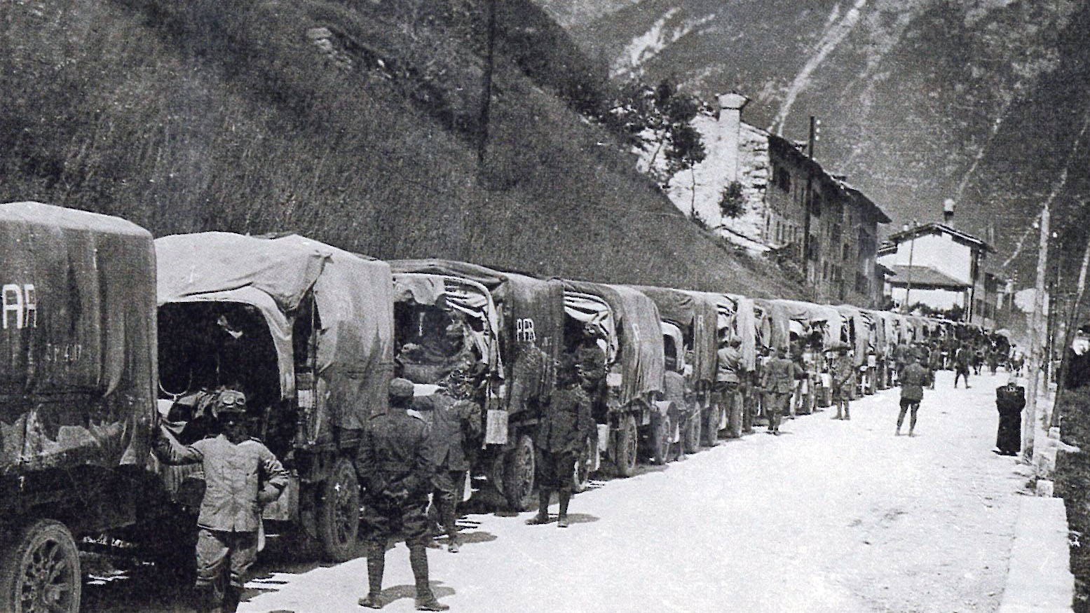 Colonna di autocarri durante la prima guerra mondiale [fonte “Roads in Italy from Unification to the present (1861-1987)”, 1987]