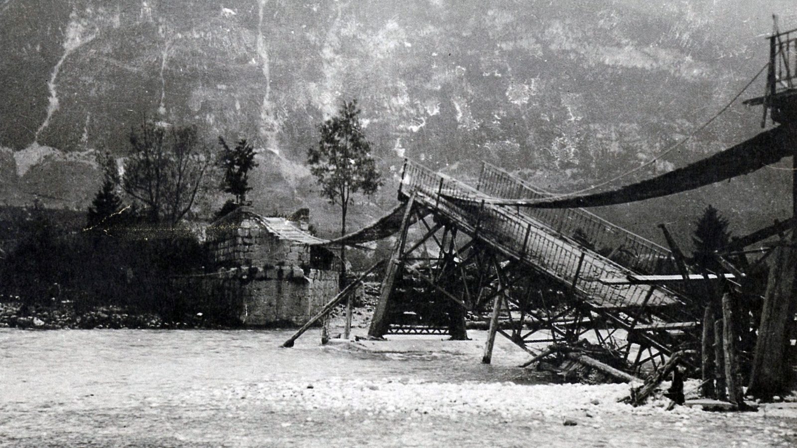 Ponte distrutto durante la prima guerra mondiale [fonte_ Roads in Italy from Unification to the present 1861-1987]
