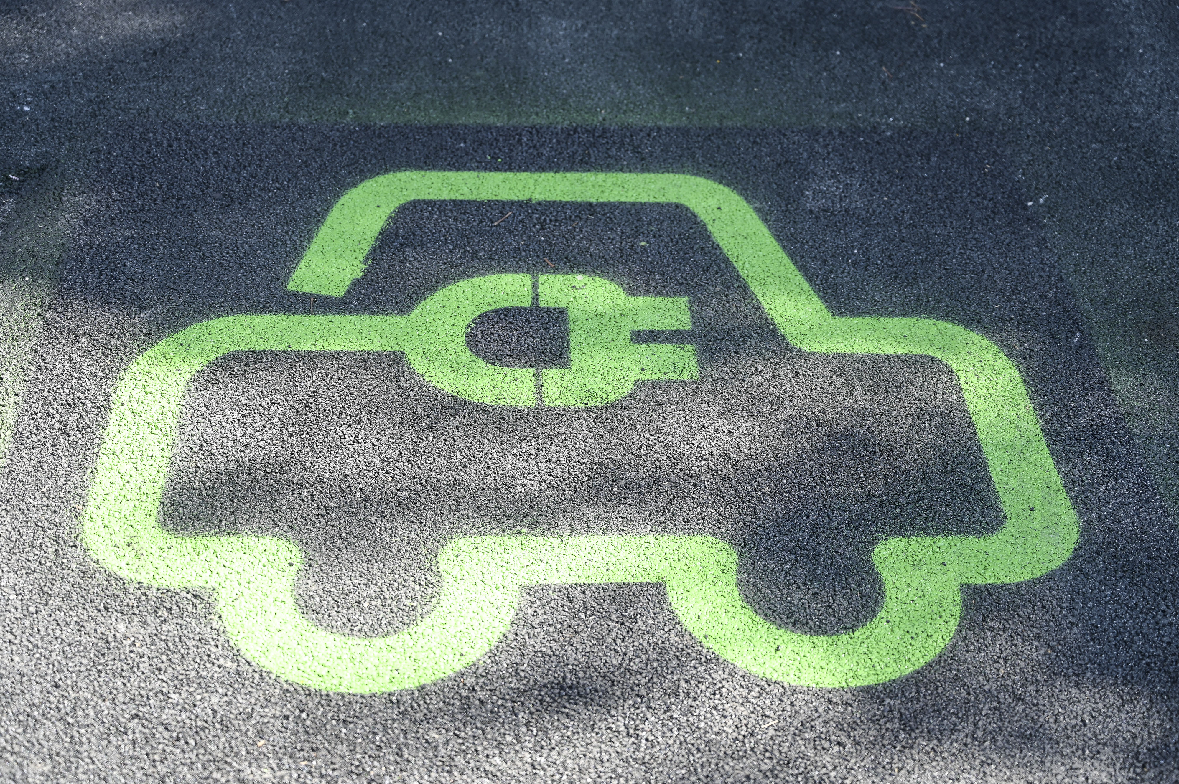 Unrae Auto ricarica elettrica(fonte imagoeconomica) Unrae Auto ricarica elettrica(fonte imagoeconomica)