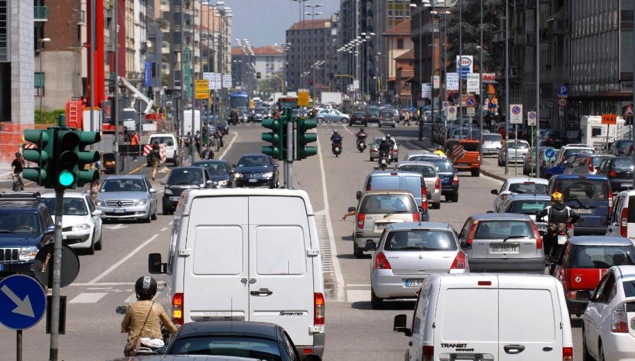Traffico auto città (foto Imagoeconomica) Traffico auto città (foto Imagoeconomica)