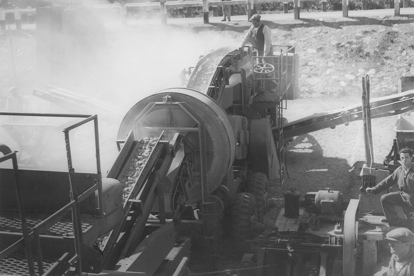CA.131.031 – SS131 - Cantiere semovente a Monastir - Produzione del pietrisco e graniglia con gruppo di frantumazione – anni ’40-‘50 (foto Anas) CA.131.031 – SS131 - Cantiere semovente a Monastir - Produzione del pietrisco e graniglia con gruppo di frantumazione – anni ’40-‘50 (foto Anas)