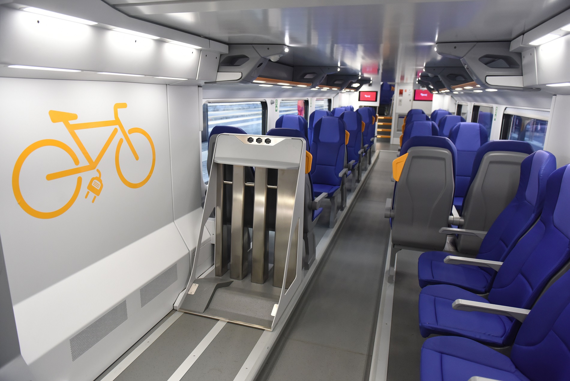 treno pendolare rock _imagoeconomica2022.jpg treno pendolare rock _imagoeconomica2022.jpg