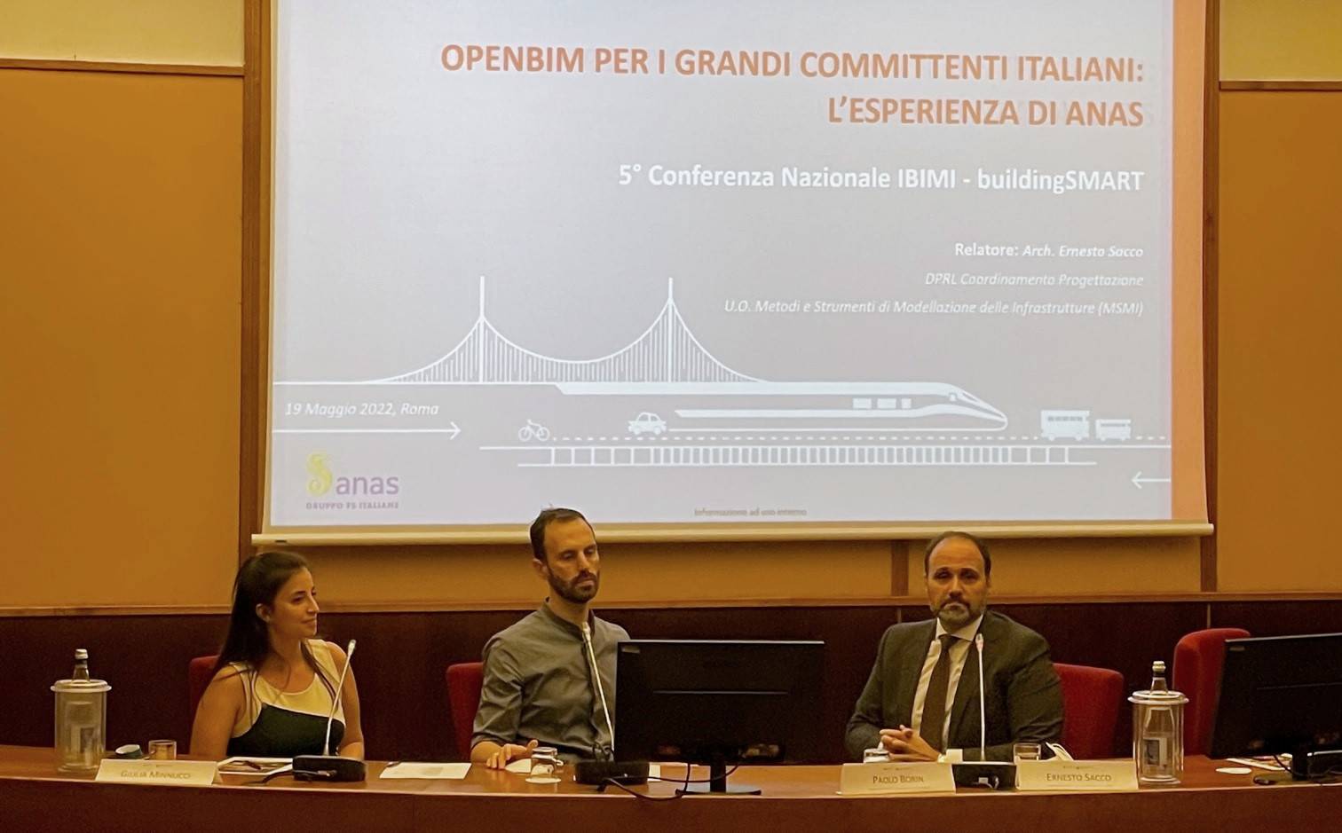 L’azienda del Gruppo FS Italiane ha partecipato al tavolo del convegno come parte attiva per il suo ruolo strategico e la sua esperienza nel settore del BIM L’azienda del Gruppo FS Italiane ha partecipato al tavolo del convegno come parte attiva per il suo ruolo strategico e la sua esperienza nel settore del BIM