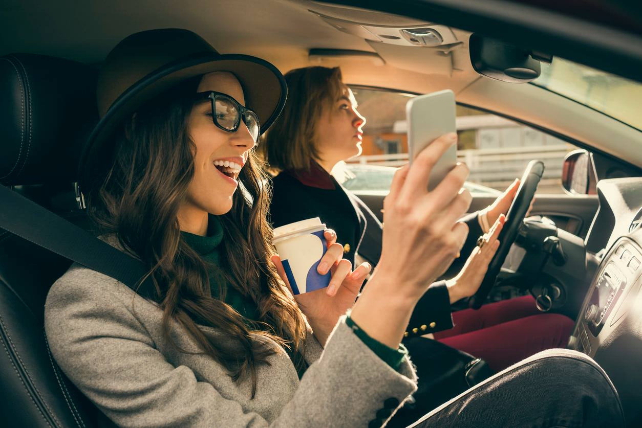 giovani ragazze in auto _ imagoeconomica 2022.jpg giovani ragazze in auto _ imagoeconomica 2022.jpg