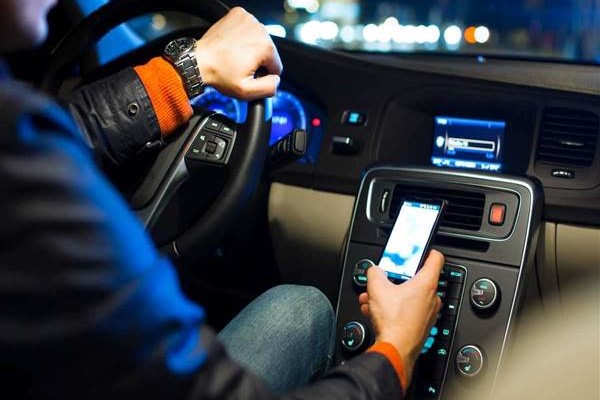 smartphone in auto smartphone in auto