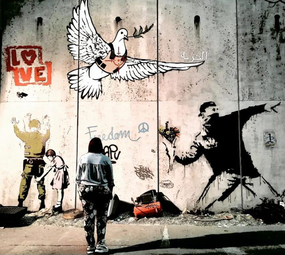 bansky foto tratta dal sito della mostra.jpg bansky foto tratta dal sito della mostra.jpg