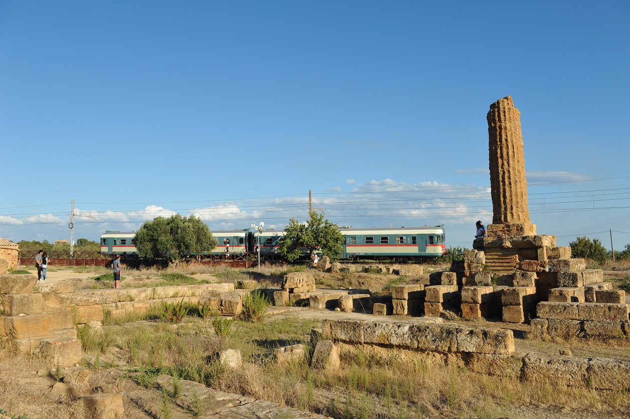 Valle dei Templi Fermata tempio vulcano e treno storico (foto FS) Valle dei Templi Fermata tempio vulcano e treno storico (foto FS)