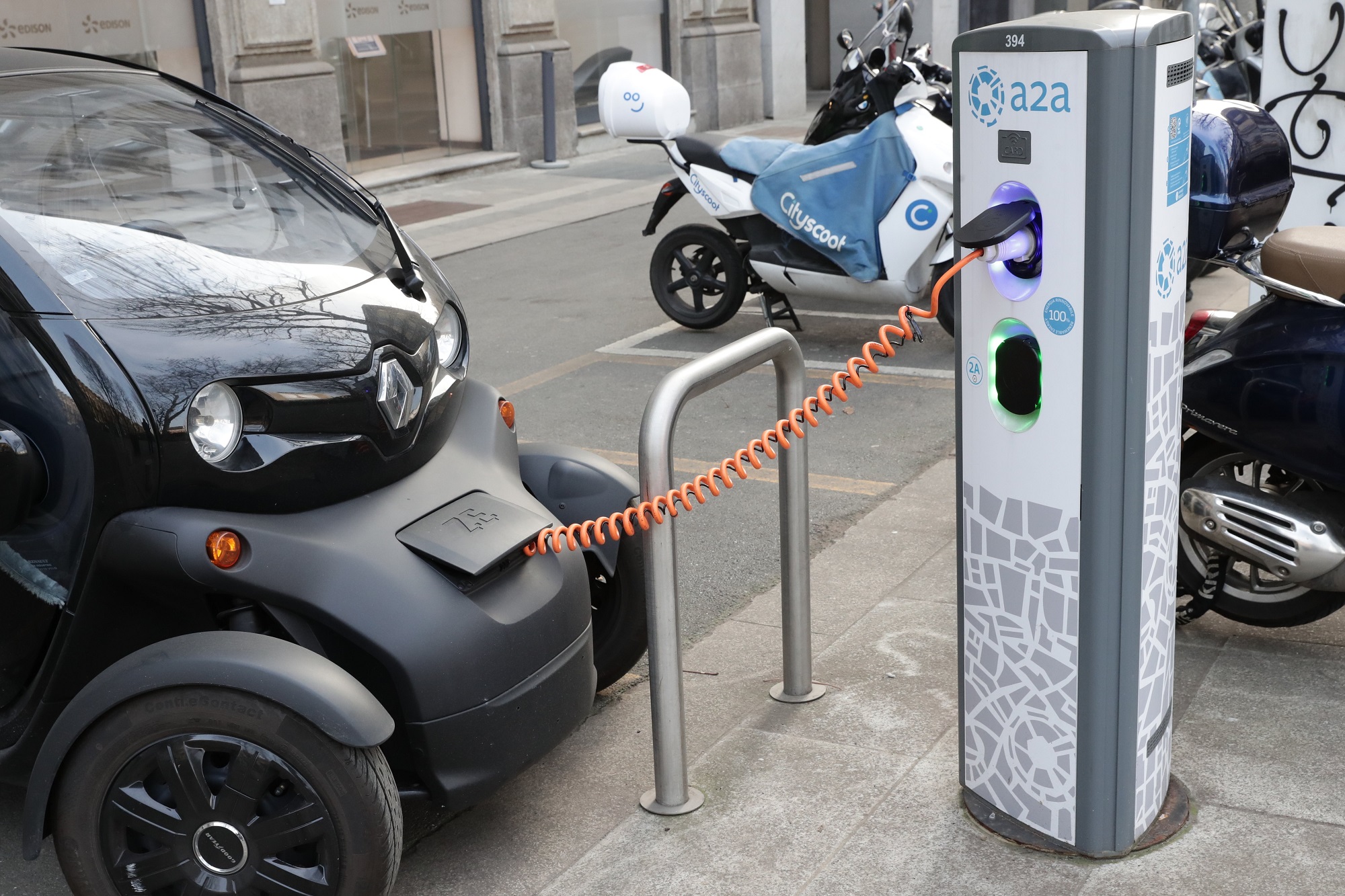 colonnine ricariche elettriche _ imagoeconomica 2023.jpg