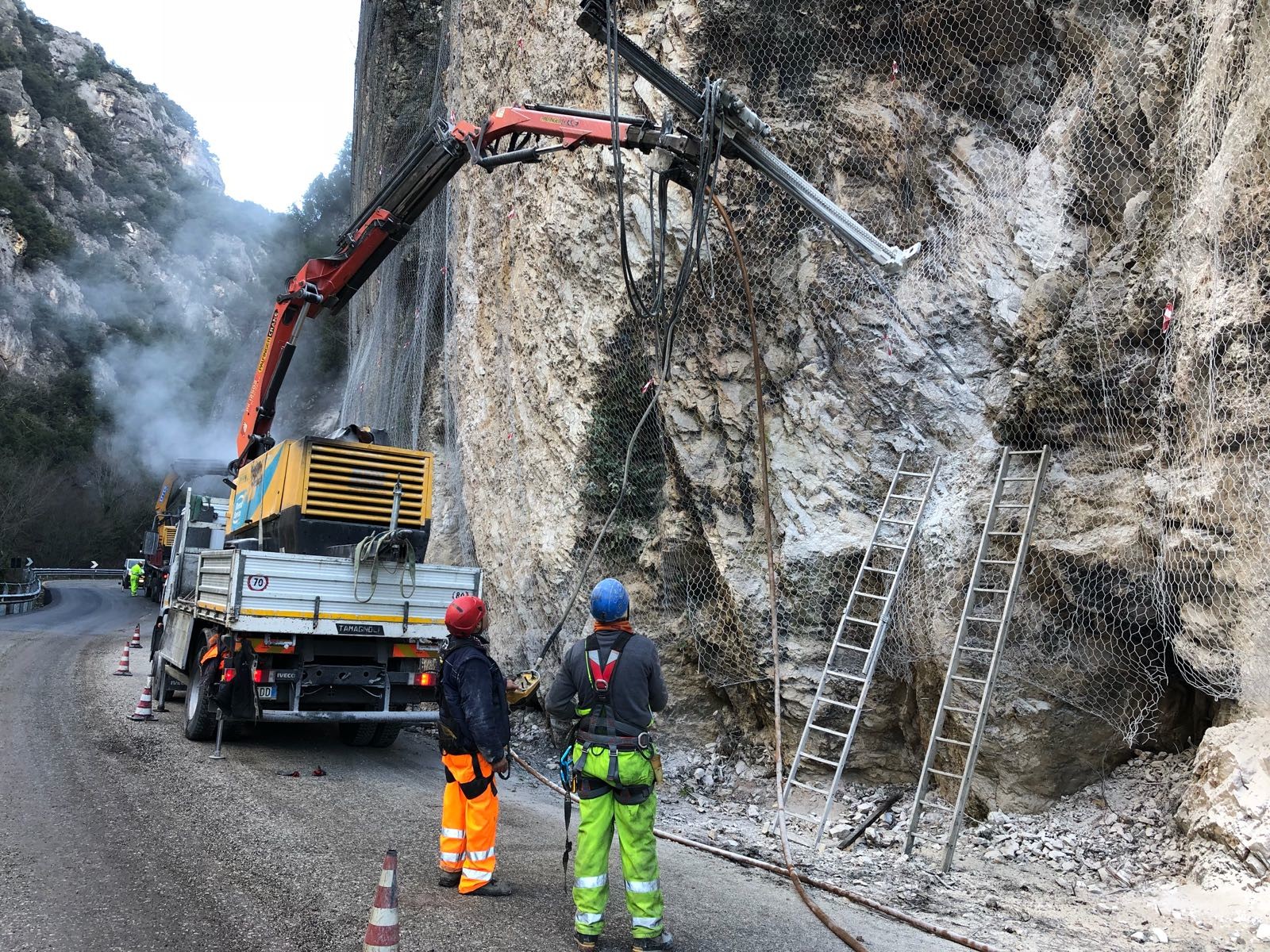 Interventi di messa in sicurezza versanti rocciosi (2).jpg Interventi di messa in sicurezza versanti rocciosi (2).jpg