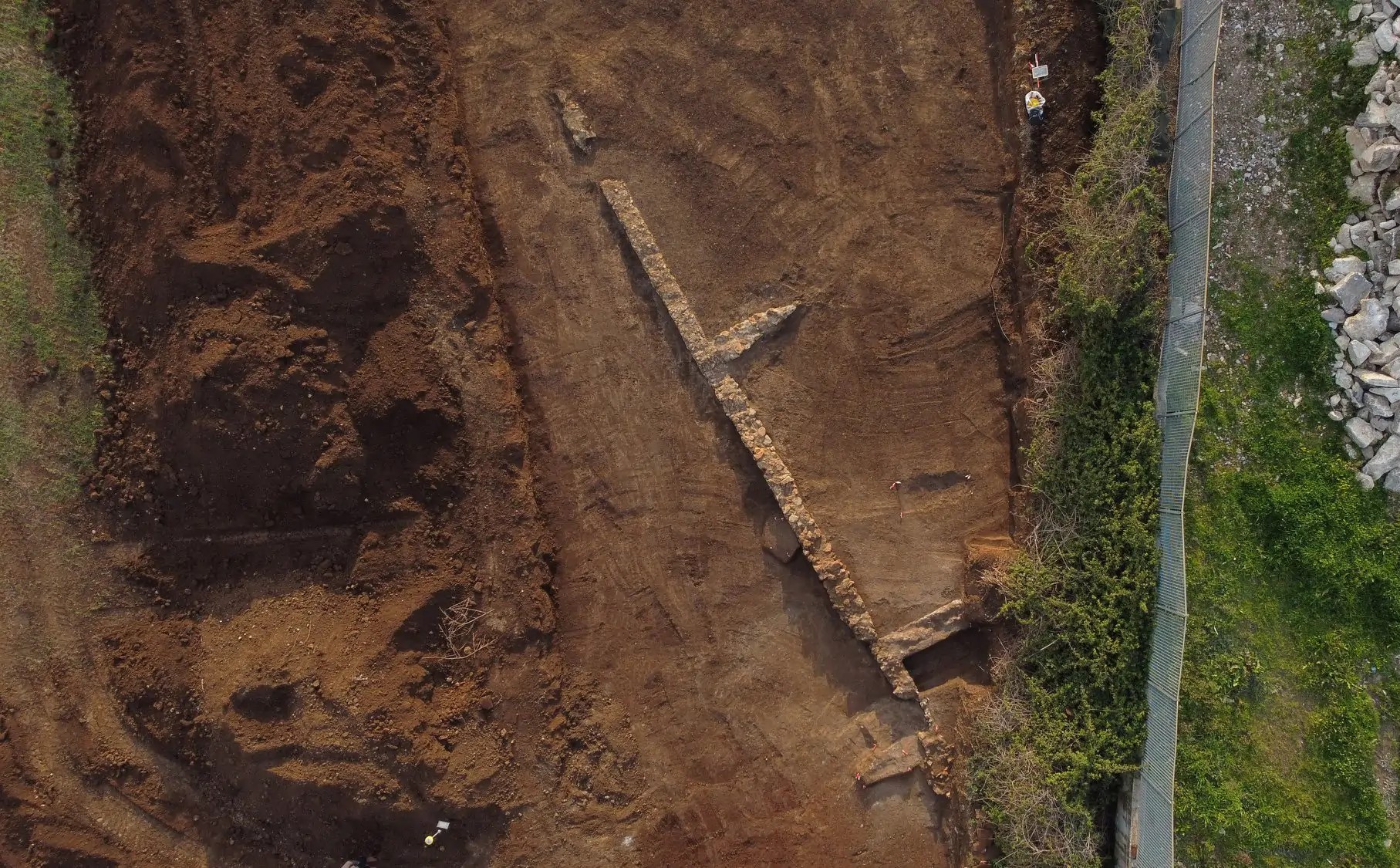 Stazione di Pomezia ritrovamento necropoli romana strutture murarie (foto Gruppo FS Italiane)