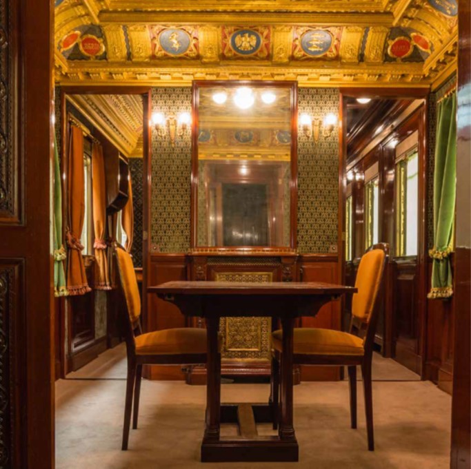 Interno carrozza Fs. Foto da sito Palazzo Reale di Milano.jpg Interno carrozza Fs. Foto da sito Palazzo Reale di Milano.jpg
