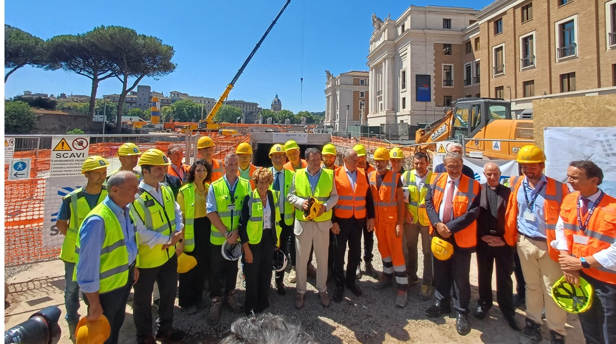 Abbattuto diaframma nel sottopasso di Piazza Pia.jpg Abbattuto diaframma nel sottopasso di Piazza Pia.jpg