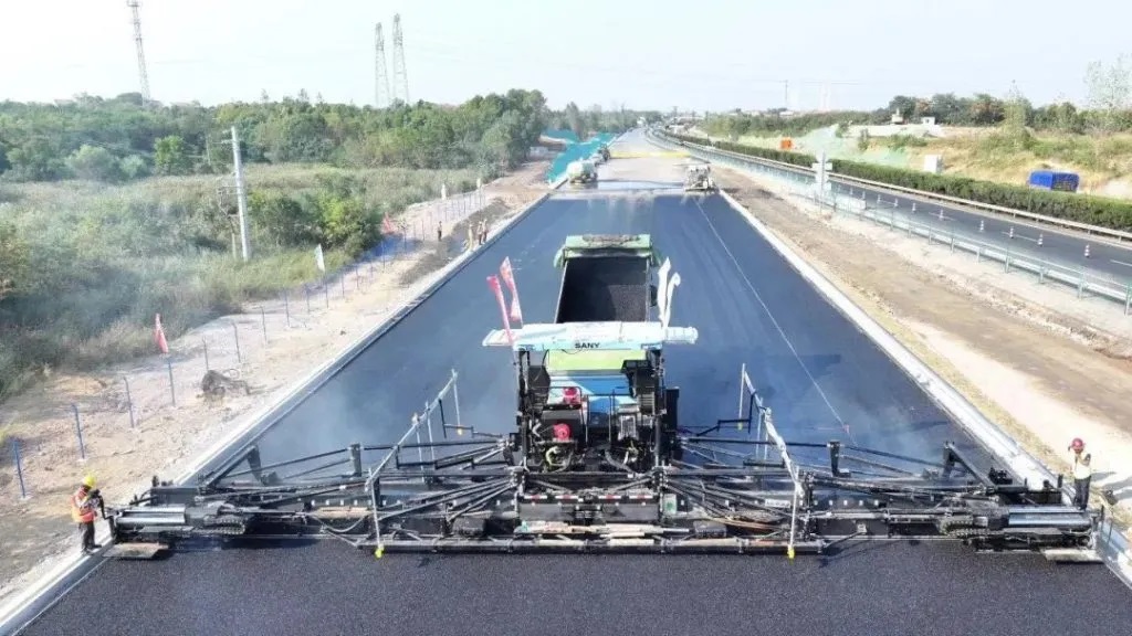 Pavimentatore a guida autonoma- (fonte immagine highways industry) Pavimentatore a guida autonoma- (fonte immagine highways industry)