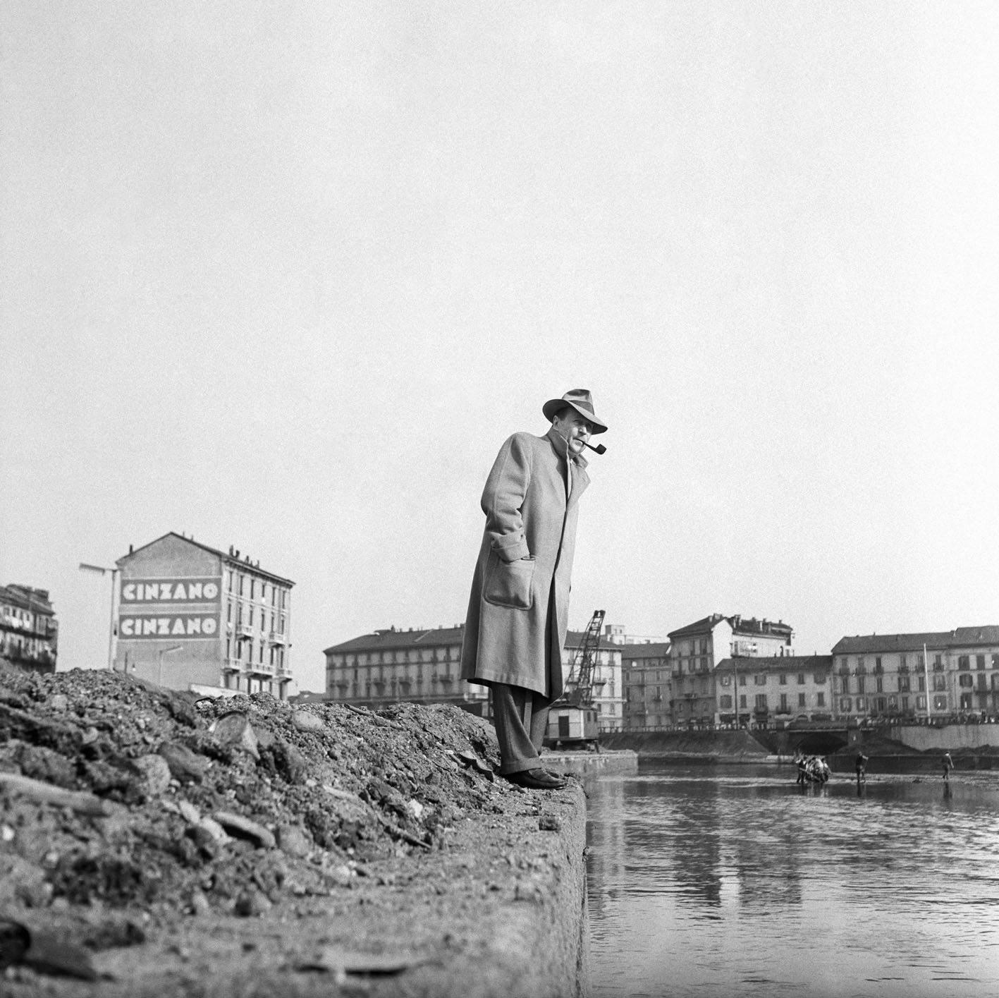 Foto Georges Simenon osserva la Darsena. Milano, 1957  (© Mondadori Portfolio/Mario Carrieri)