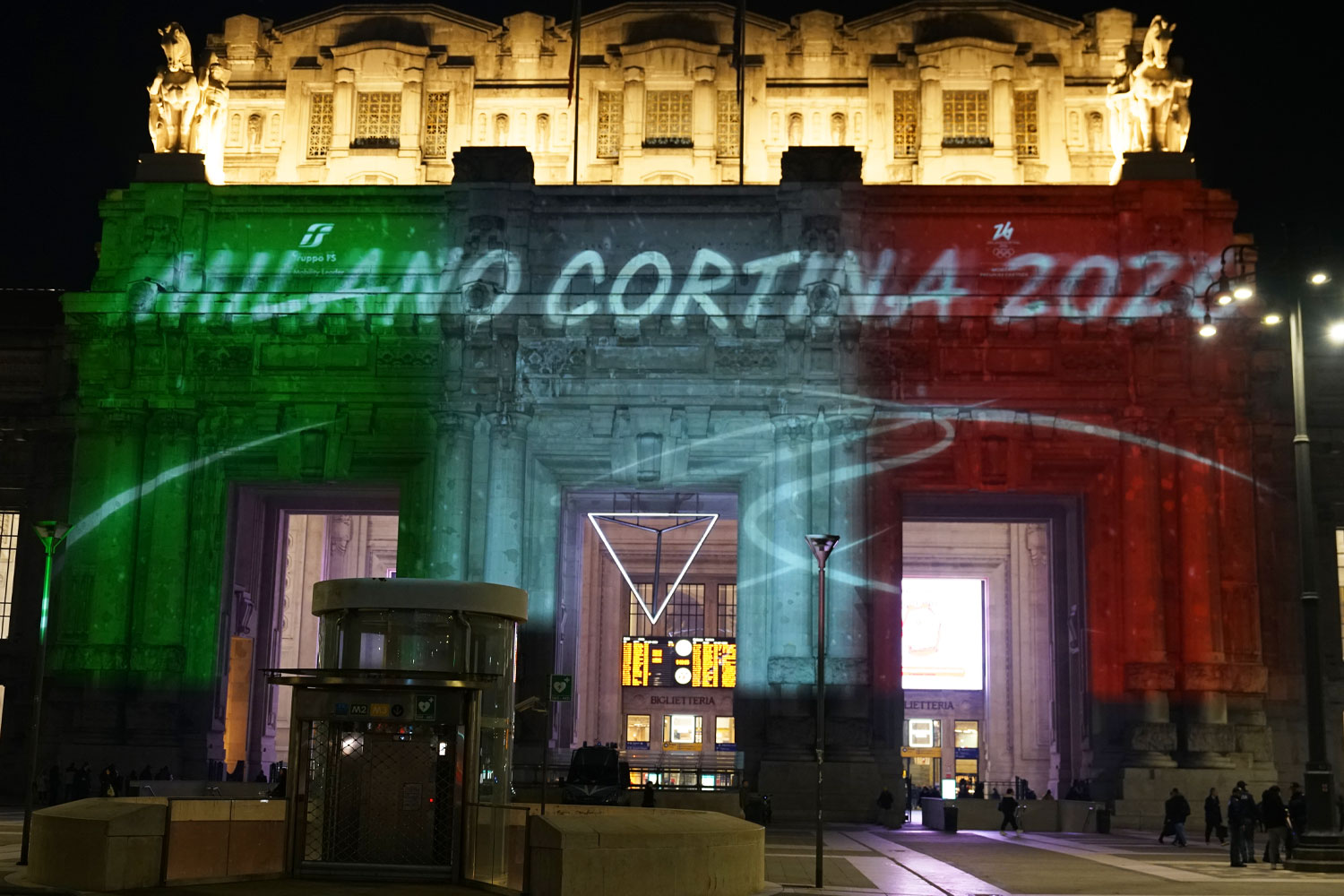 Milano_Cortina_olimpiadi_stazione_illuminazione. Foto Fs News.jpg Milano_Cortina_olimpiadi_stazione_illuminazione. Foto Fs News.jpg