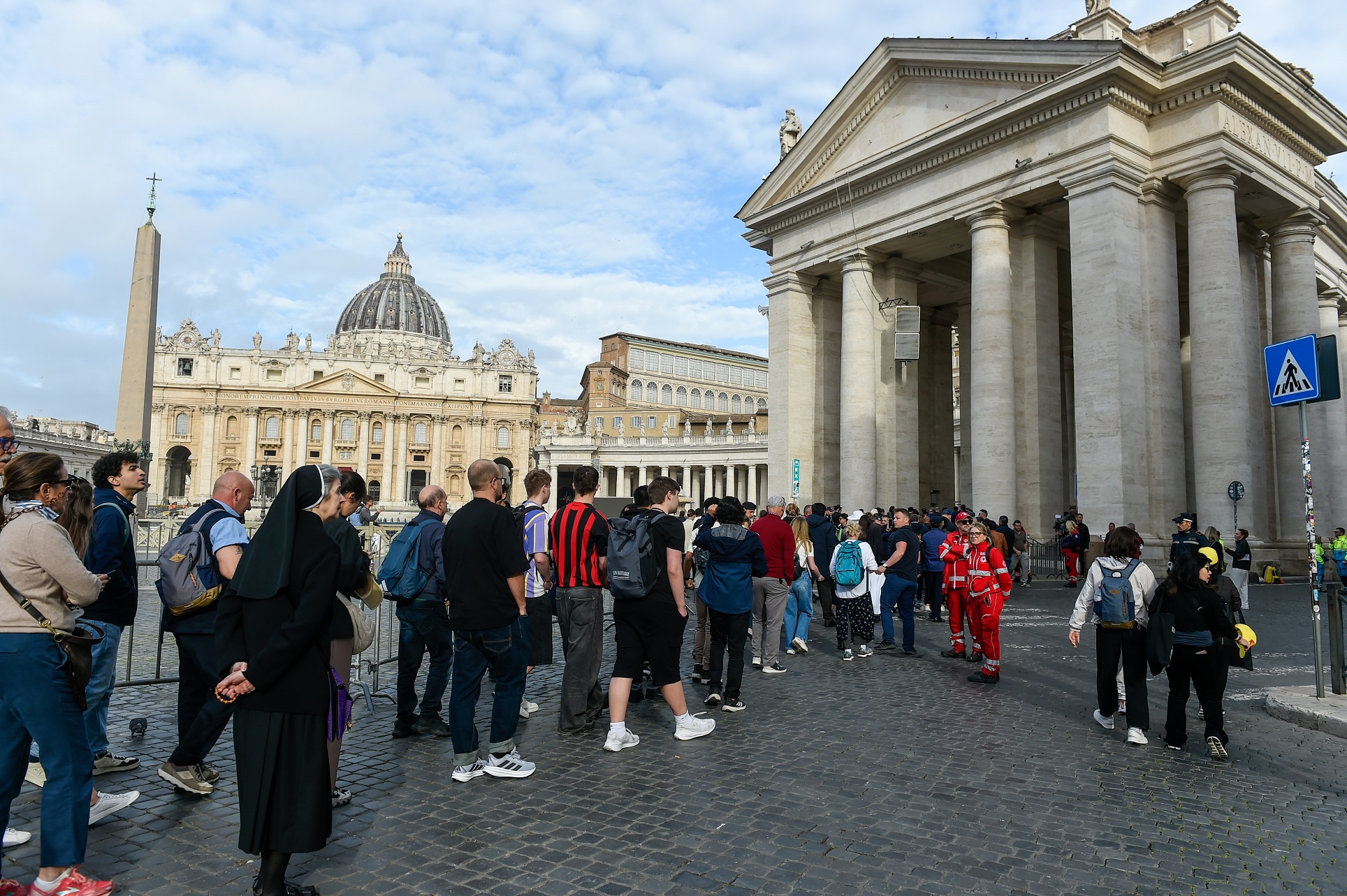 Pellegrini Piazza San Pietro (foto Imagoeconomica 2025)