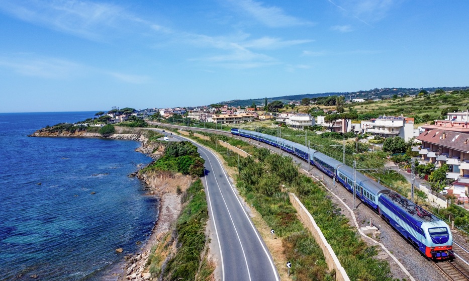 Espresso Riviera. Immagine Fs Italiane.jpg Espresso Riviera. Immagine Fs Italiane.jpg