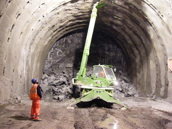 uomo in cantiere