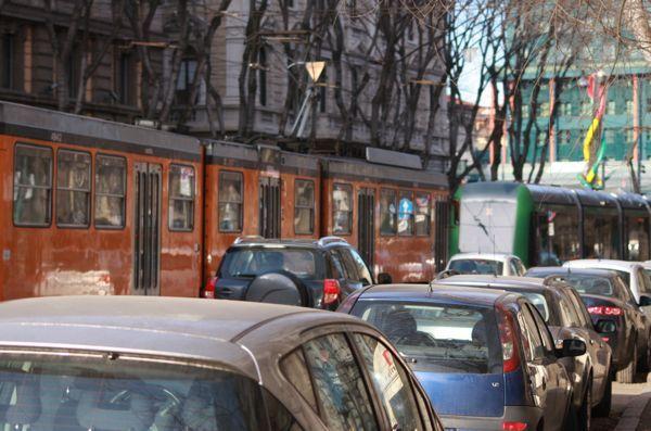traffico urbano-auto-tram-bus