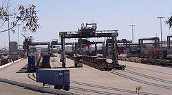 Intermodale_ship-to-rail_transfer