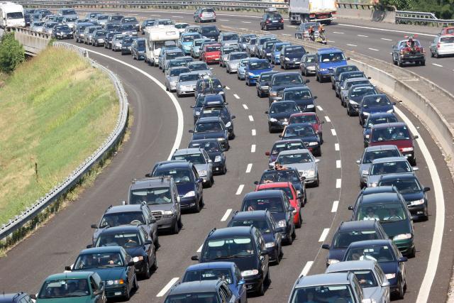 traffico-auto-in-autostrada traffico-auto-in-autostrada