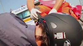 Incidente moto - uomo a terra con casco