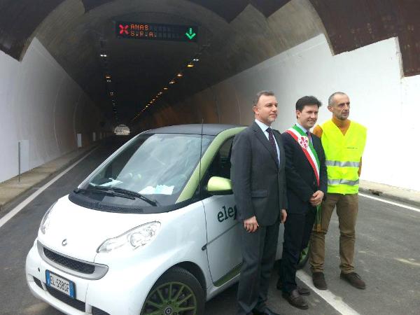 Galleria "Le Romite" Imbocco lato Via Senese, in ordine da sinistra: Il Capo Compartimento ANAS Firenze Ing. Antonio Mazzeo, il Vicesindaco di Firenze Dario Nardella, e il Direttore investimenti infrastrutture di Autostrade per l'Italia Alberto Selleri Galleria "Le Romite" Imbocco lato Via Senese, in ordine da sinistra: Il Capo Compartimento ANAS Firenze Ing. Antonio Mazzeo, il Vicesindaco di Firenze Dario Nardella, e il Direttore investimenti infrastrutture di Autostrade per l'Italia Alberto Selleri