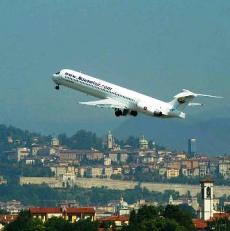 aereo sorvola città