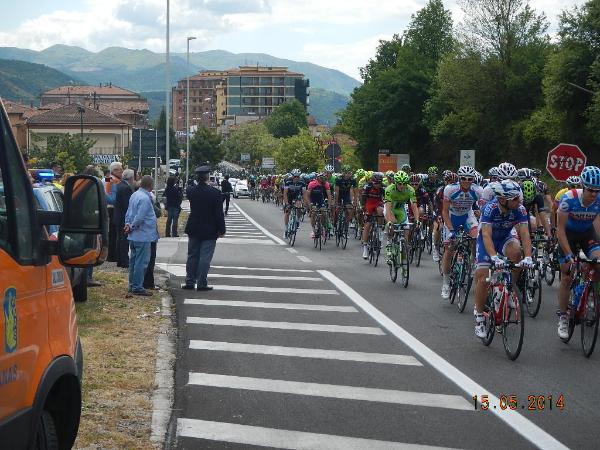 Un momento del passaggio del 97° Giro d'Italia presso lo svincolo di Polla dell'autostrada A3 Salerno - Reggio Calabria