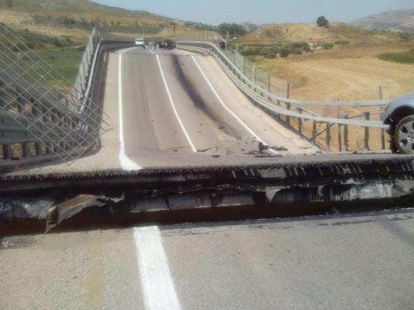 Dettaglio - crollo del viadotto Petrulla, Licata (AG), Sicilia Dettaglio - crollo del viadotto Petrulla, Licata (AG), Sicilia