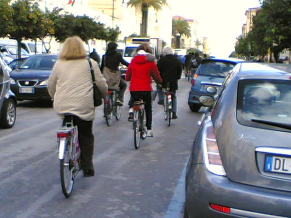 In bici tra le auto