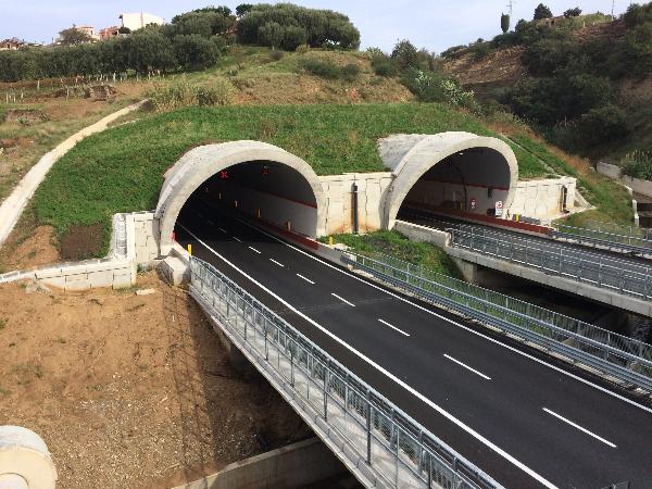 A3 Autostrada Salerno - Reggio Calabria. Galleria Piale, imbocco sud. Carreggiata sud e nord A3 Autostrada Salerno - Reggio Calabria. Galleria Piale, imbocco sud. Carreggiata sud e nord