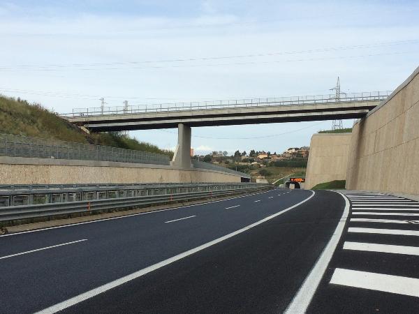 A3 Autostrada Salerno - Reggio Calabria. Carreggiata nord al km 431 del Macrolotto VI A3 Autostrada Salerno - Reggio Calabria. Carreggiata nord al km 431 del Macrolotto VI
