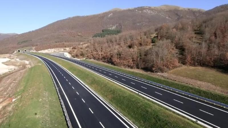 SS77 "della Val di Chienti", tratto Serravalle di Chienti – Colfiorito. Rilevato Stradale tra la galleria naturale "Varano" e la galleria artificiale "San Vincenzo" SS77 "della Val di Chienti", tratto Serravalle di Chienti – Colfiorito. Rilevato Stradale tra la galleria naturale "Varano" e la galleria artificiale "San Vincenzo"