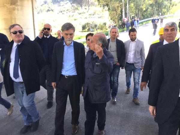 Il Ministro Graziano Delrio sul viadotto Himera dell' autostrada A19  Palermo-Catania