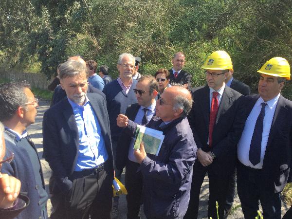 Il Ministro Graziano Delrio sul viadotto Himera dell' autostrada A19  Palermo-Catania