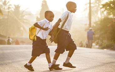 Bambini che attraversano la strada