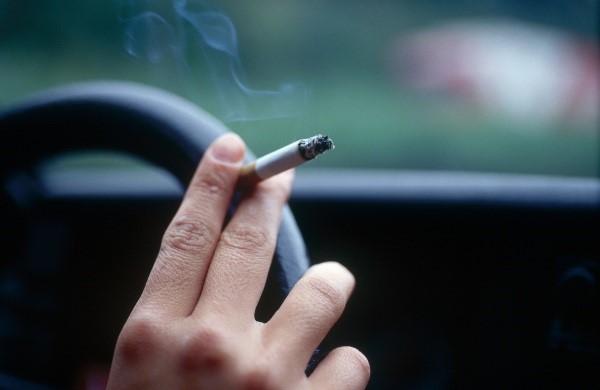 Sigaretta in auto Sigaretta in auto