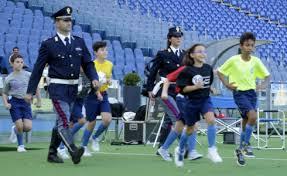 ragazzi in un campo da calcio