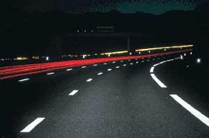 Strada con strisce segnaletiche