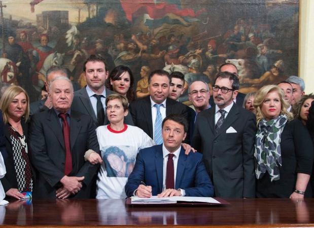 Renzi firma omidicio stradale Renzi firma omidicio stradale