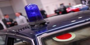 Gira in auto con il lampeggiante blu della Polizia - Piazza