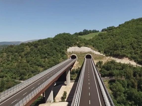 Un tratto della nuova strada statale 77 Un tratto della nuova strada statale 77