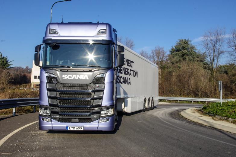 Truck con rimorchio Truck con rimorchio