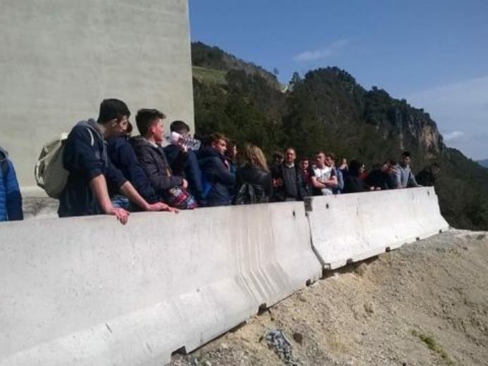 Studenti in visita didattica al Viadotto Italia lungo l'A2 'Autostrada del Mediterraneo' (Foto Archivio Anas) Studenti in visita didattica al Viadotto Italia lungo l'A2 'Autostrada del Mediterraneo' (Foto Archivio Anas)