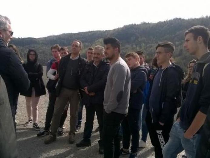 Studenti in visita didattica al Viadotto Italia lungo l'A2 'Autostrada del Mediterraneo' (Foto Archivio Anas) Studenti in visita didattica al Viadotto Italia lungo l'A2 'Autostrada del Mediterraneo' (Foto Archivio Anas)
