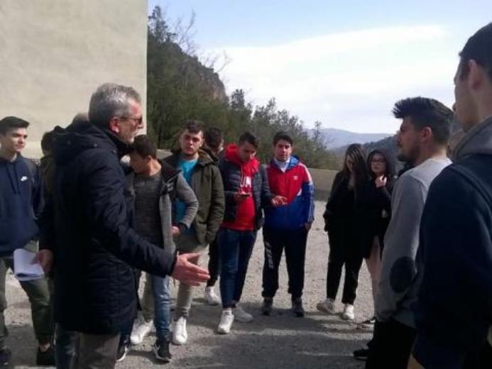 Studenti in visita didattica al Viadotto Italia lungo l'A2 'Autostrada del Mediterraneo' (Foto Archivio Anas) Studenti in visita didattica al Viadotto Italia lungo l'A2 'Autostrada del Mediterraneo' (Foto Archivio Anas)