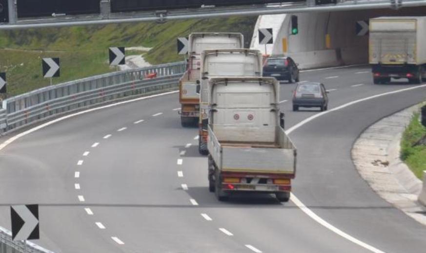 mezzi pesanti in autostrada (archivio Anas)